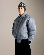 Cargar imagen en el visor de la galería, Pop Trading Company - Reversible Pub Skull Beanie (Grey/Navy)