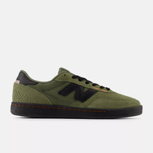 Cargar imagen en el visor de la galería, New Balance Numeric - NB Numeric 440 V2 (Dark Olive/Black)
